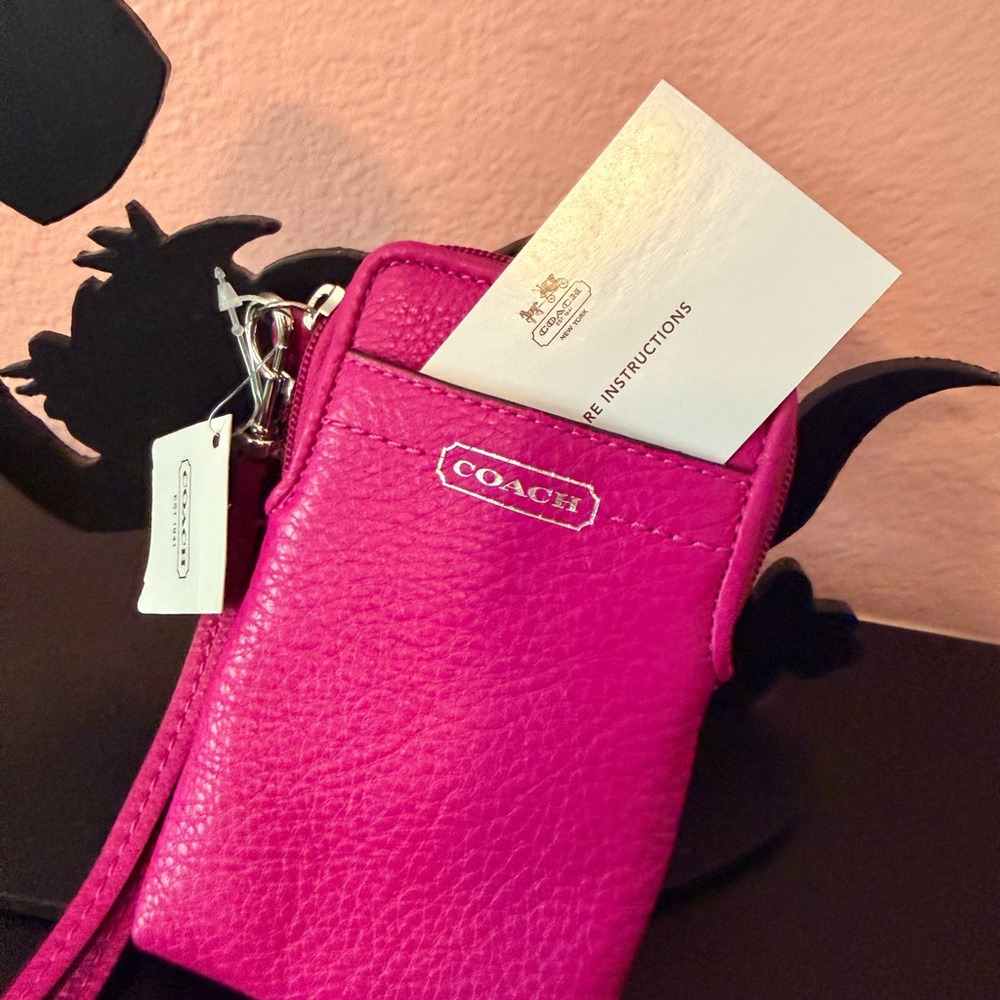 NWT COACH Hot Pink Pebbled Leather Wristlet. - Picture 3 of 6